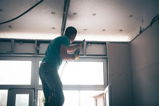 Hombres pintando fachada