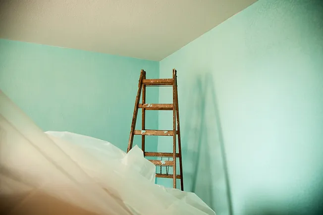 escalera y una pared pintada