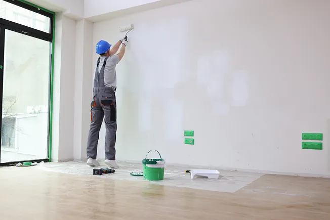 Hombre pintando pared